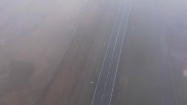 Yukarıdan banliyö sokaklarını kaplayan gizemli sis