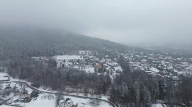 Karlı orman ve kışın kırsal alan