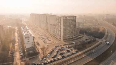 Altın ışıkta yüksek katlı yerleşim yeri