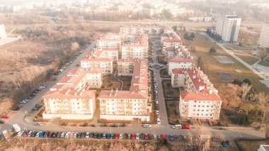 Kırmızı çatıları olan modern yerleşim bölgesinin havadan görünüşü