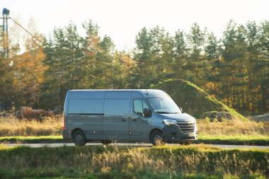 Kırsal yolda giden nakliye aracı