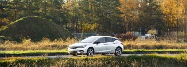 Kırsal kesimde modern beyaz araba