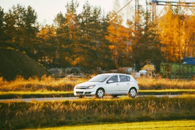 Kırsal yolda küçük bir Avrupa arabası