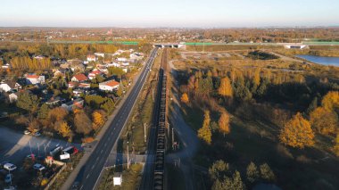 Kömür nakliye demiryolu tarlalardan geçiyor
