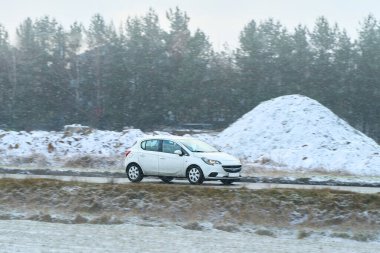 Karlı kırsal arazide gezinen araba