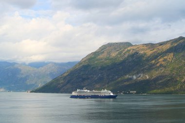 Kotor dağı kıyısında büyük bir yolcu gemisi.