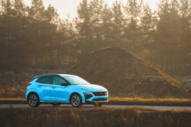 Sürdürülebilir araç otoyolda seyahat ediyor