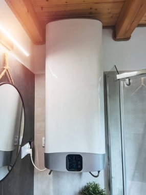 Modern banyo için parlak elektrikli su ısıtıcısı.