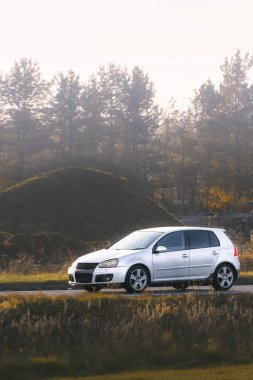 Kırsal kesimde araba hız yapıyor.