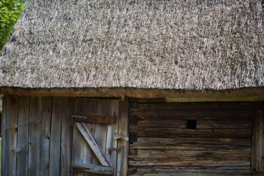 Yosun kaplı çatılı ahşap ahır