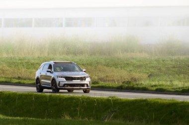 Kırsal bir yolda modern bir SUV