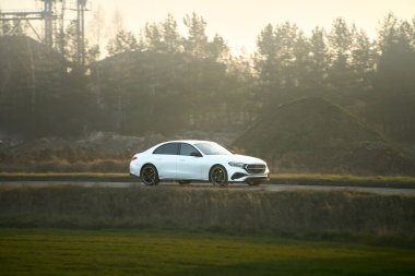 Parlak spor araba manzaralı kırsal yolda.