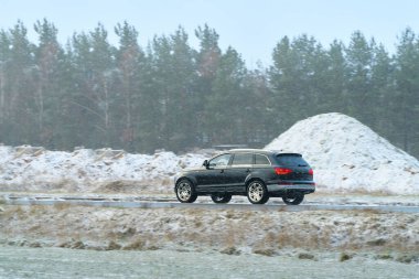Karlı kırsal arazide gezinen araba
