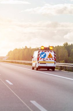 Trafik işaretlerinin yakınındaki otoyol devriye aracı