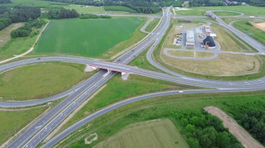 Otoyol kavşağındaki kamyonların hava görüntüsü