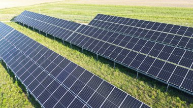 Güneş panelleri açık havada yenilenebilir enerji üretiyor.