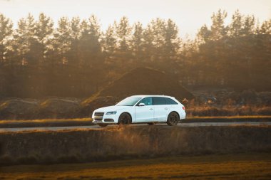 Kırsal alanda birinci sınıf beyaz araba.