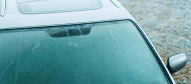 Soğuk bir sabahta buzlu araba ön camı.