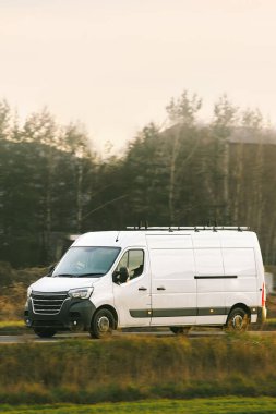 Ormanın yakınına giden ticari teslimat aracı.