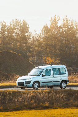 Kargo aracı, malları otoyolda taşıyor.