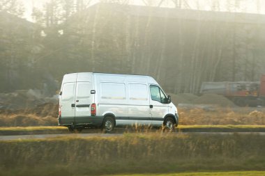 Kargo aracı, malları otoyolda taşıyor.