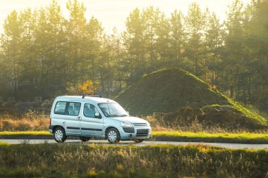 Kırsal yolda ekspres teslimat minibüsü