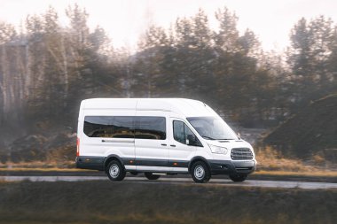 Kırsal yolda ekspres teslimat minibüsü