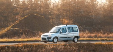 Çevrede hareket eden sanayi nakliye aracı