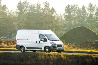 Ekspres sevkiyat için profesyonel kurye minibüsü