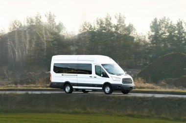 Doğal manzaralı bir nakliye aracı yolda.