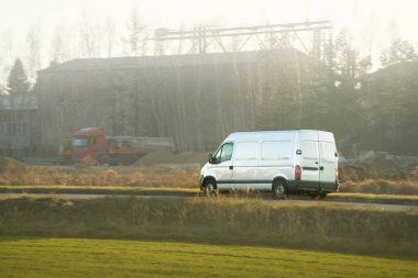 Hızlı teslimat için hızlı giden bir nakliye aracı.