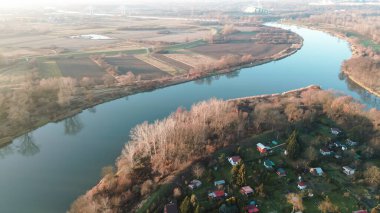 Barışçıl nehir ve kırsal kesimin havadan bakış açısı