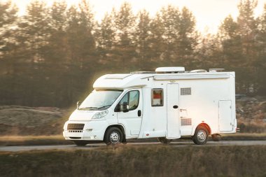 Karavan altın saatinde dışarı çıkıyor.