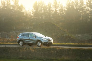 Gün ışığında giden çapraz araç