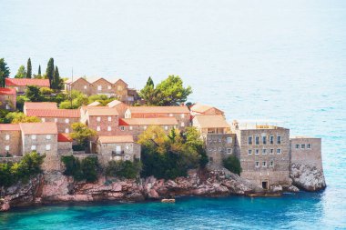 İthmus bağlantısı olan Sveti Stefan Adası