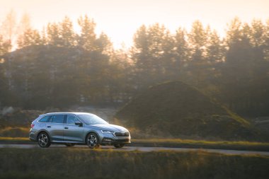 Kırsal yolda modern lüks bir arazi arabası.