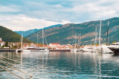 Yatlar rıhtıma yanaşmış..