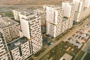 Modern apartman bloklarına sahip şehir manzarası hava manzarası