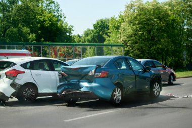 Trafik kazasına karışan birden fazla araba var.
