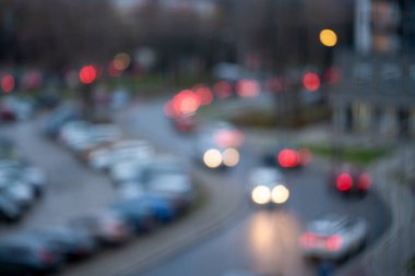 Gün batımında şehir trafiğinin bulanık görüntüsü
