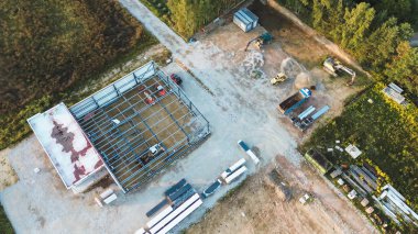 Otoyola yakın yeni bina inşaatı