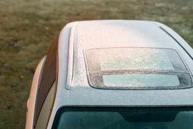 Araba yüzeyi buz ve karla kaplı.