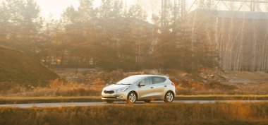 Kentsel alanda seyahat eden küçük modern araba