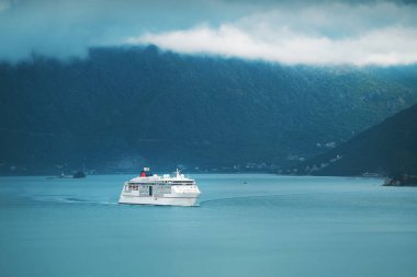 Sakin sularda akşam gezintisi