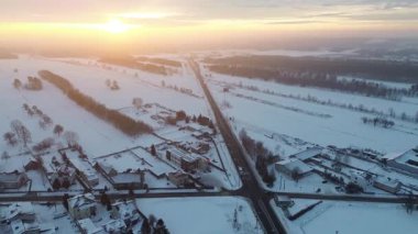 Donmuş otoyol karlı doğayı kesiyor.