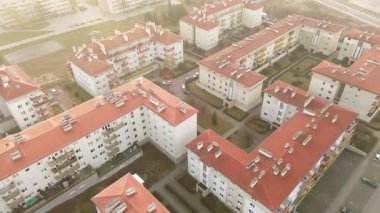 Yeşil alanları ve park yeri olan düşük katlı apartman kompleksi
