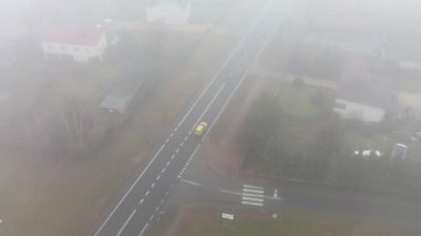 Karayolu sisli havada görünüyor