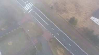 Sisli banliyö manzarasında puslu bir sabah yolculuğu