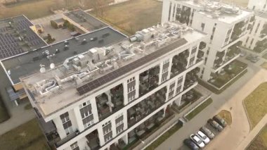 Güneş teknolojisiyle sürdürülebilir apartman kompleksi