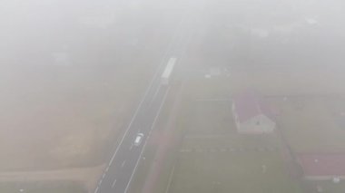 Genel bakış açısı sisle kaplı kırsal yol